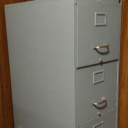 Metal 4-drawer File Cabinet 15" X 26" X 52"
