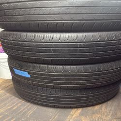 255 65 18 SET OF 4 USED HANKOOK KINERGY GT WITH 80% TREAD REMAINING.