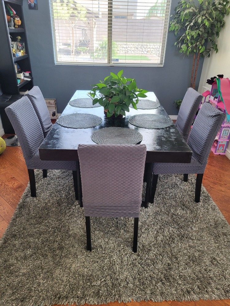 Dinning Table W/seven Chairs and Covers