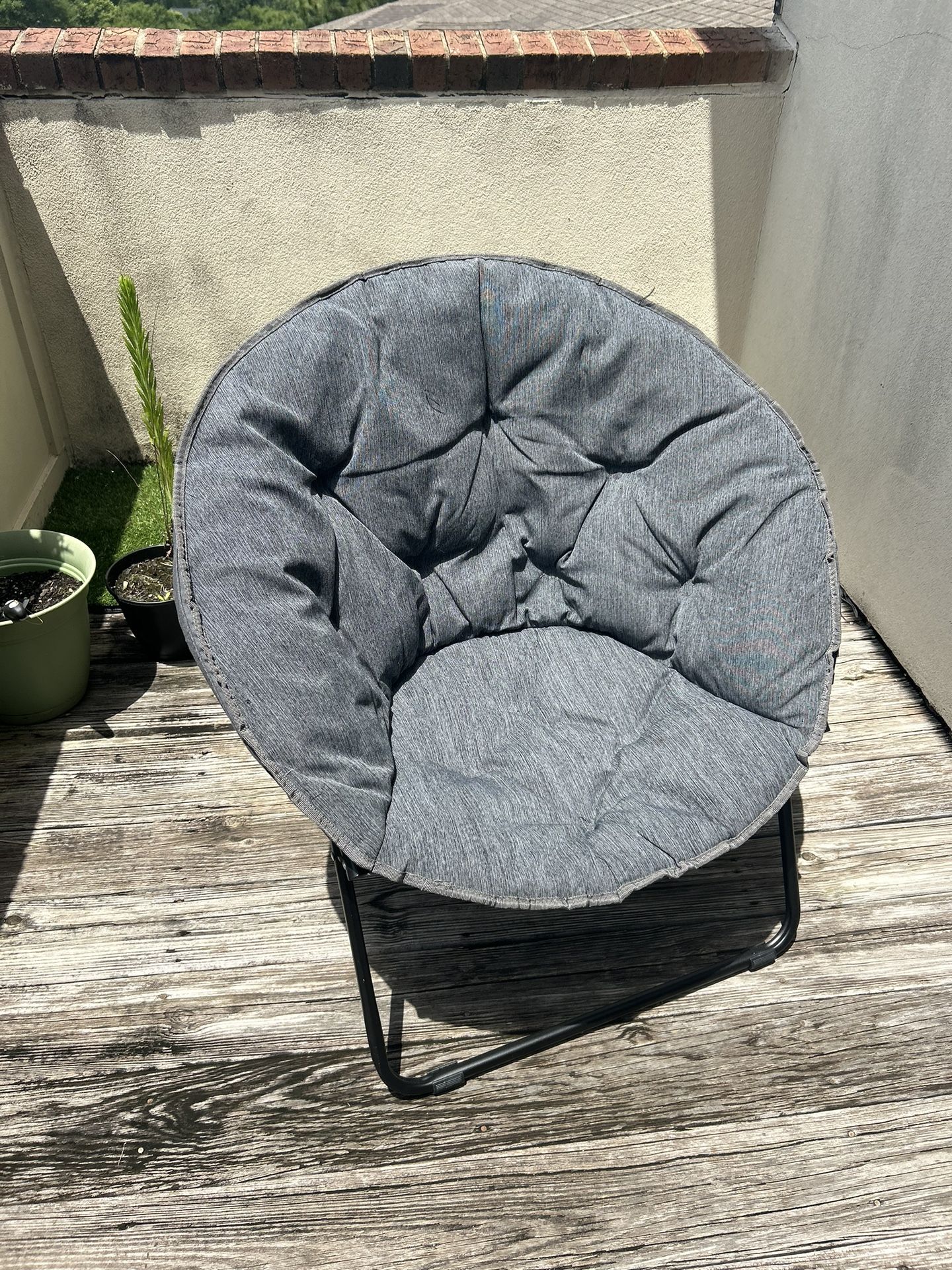 Fold Out Round Chair