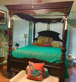 Queen canopy bed
