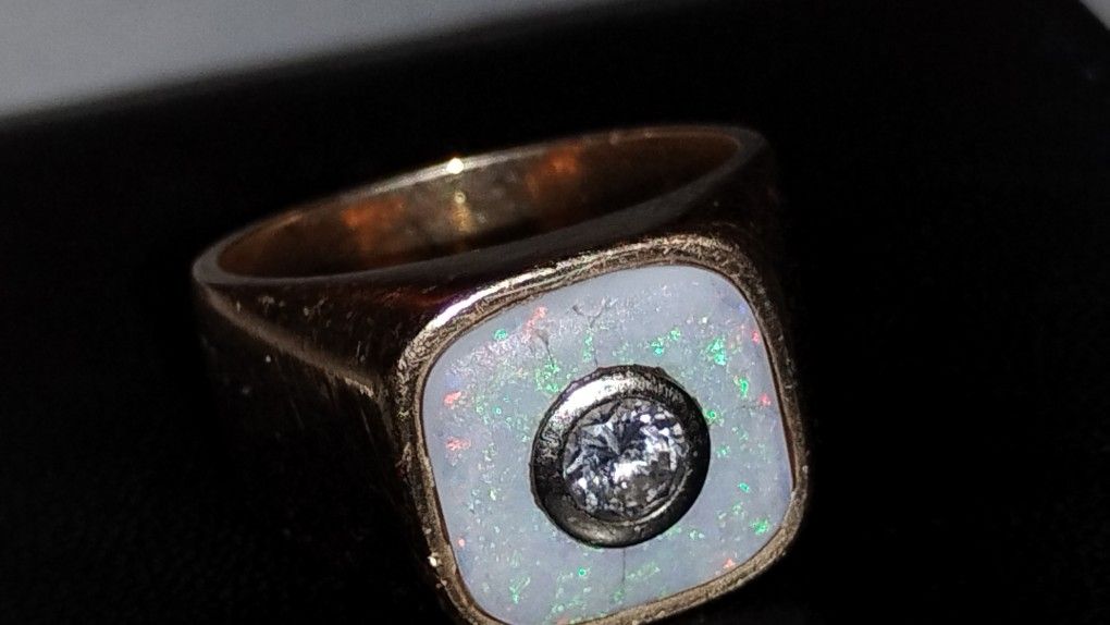 Diamond/ Opal ring In 14k Gold 21 grams 