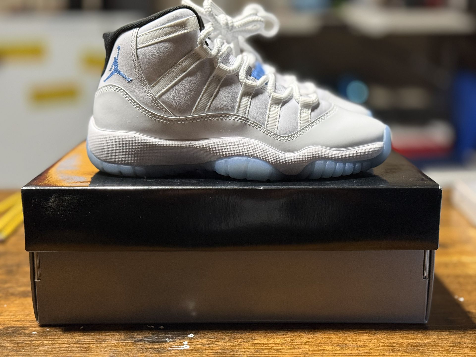 [NEW NEVER WORN] Nike Air Jordan 11 Retro Legend Blue 2024