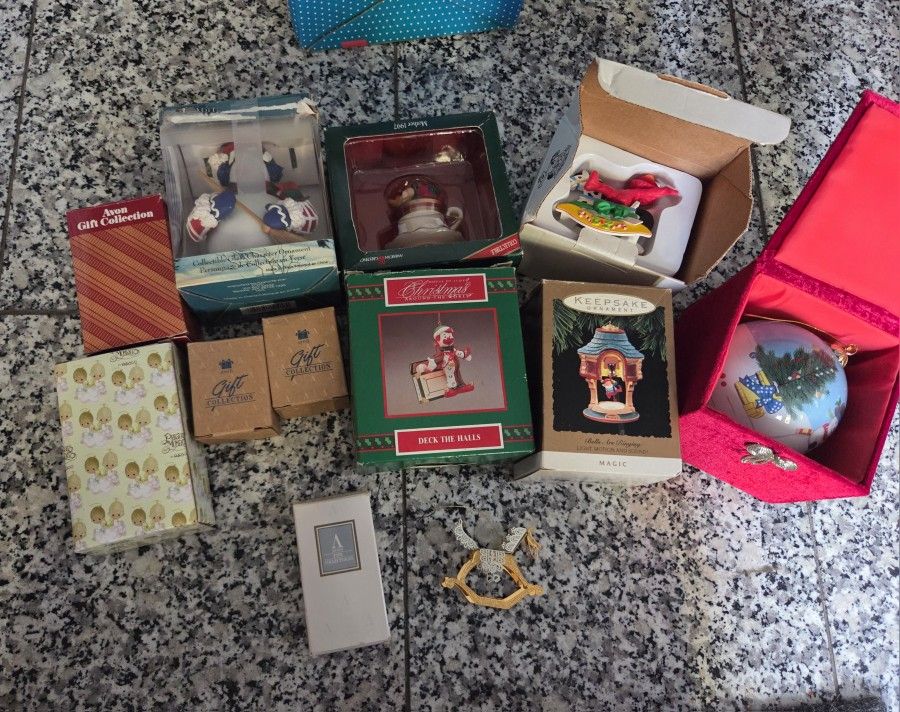 12 christmas ornaments holiday enesco avon elmo hallmark Lloyd LOT $10 ALL