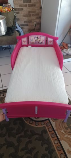 Minie todler bed w/ new matress