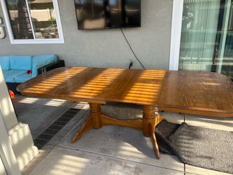 Expandable dining room table and chairs