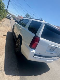 2018 Chevy tahoe color blanco por fuera y negra por dentro en muy buenas condiciones
