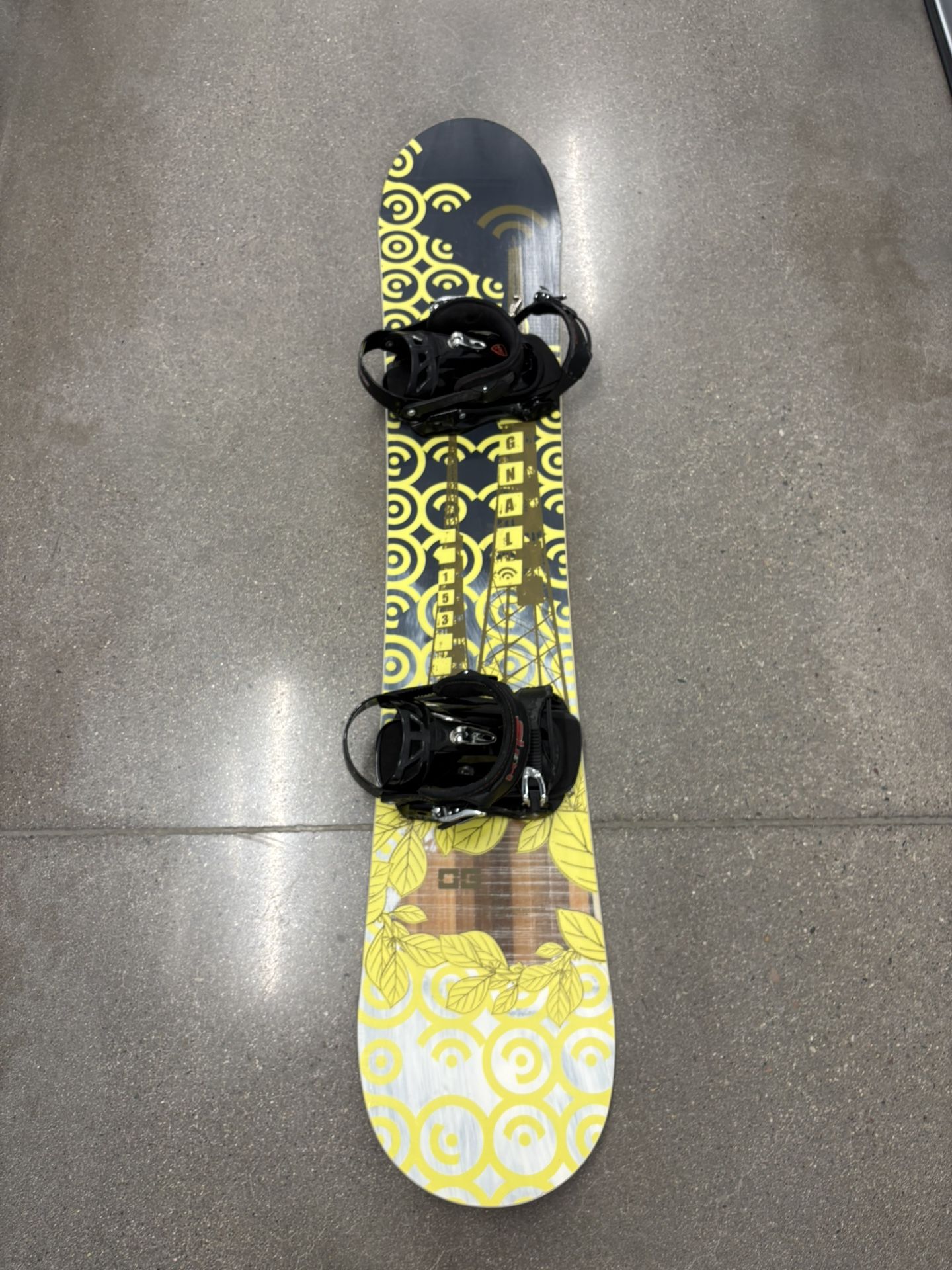 Signal OG Men’s 153CM Snowboard Includes  Drake Bindings