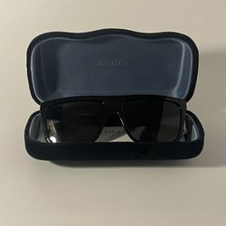 Gucci Men’s Wayfarer Rectangular Sunglasses – Black with Gold Logo – Authentic, Made in Italy