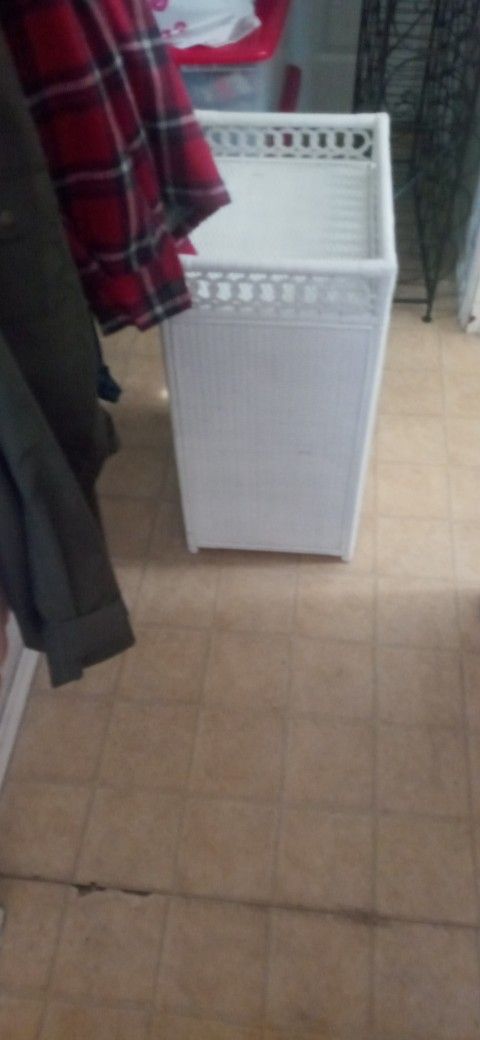 Wicker Trash Can Or Laundry Hamper