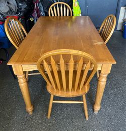 Oak dinning table with 4 chairs