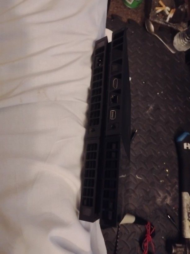 PS4 Comes With 1 Controller