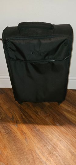 IT Luggage Black Softside Carry-On Spinner Suitcase (21.5")