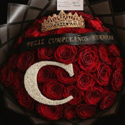 Ramo De Rosas Con Inicial Y Corona