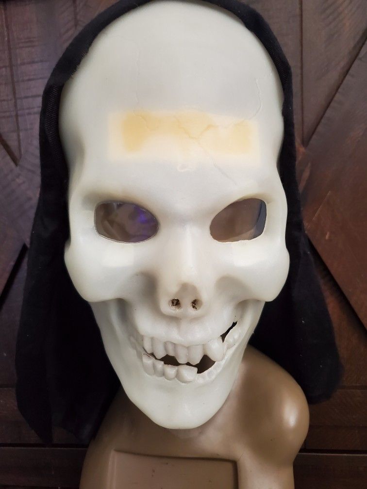 Vintage 90s NOS Hologram Eyes Skull Halloween Mask Glowing by Clown Alley new out of package
Here is a super cool vintage Skull Halloween Mask