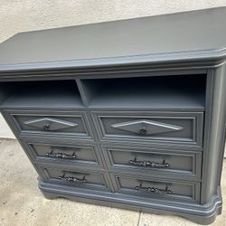 BEAUTIFUL LARGE QUALITY DRESSER TV CABINET CAN DELIVER LOCAL IF NEEDED