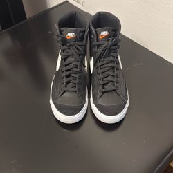 Nike Gym Shoes size Y7 👟