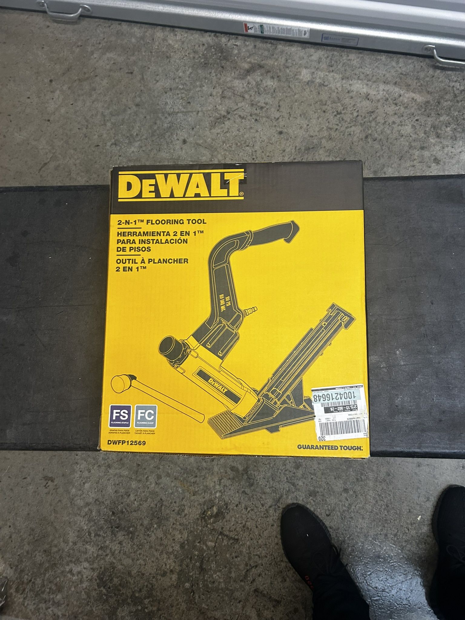 DEWALT 2-in-1 Pneumatic 15.5-Gauge and 16-Gauge Flooring Tool