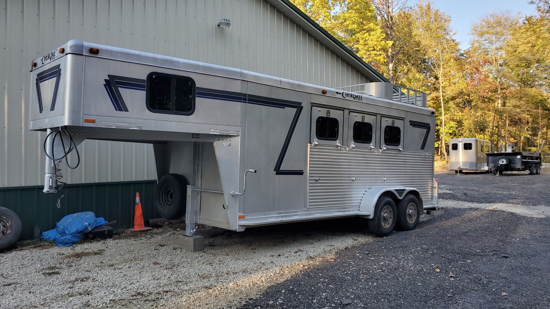 Cherokee 3 horse slant gooseneck horse trailer