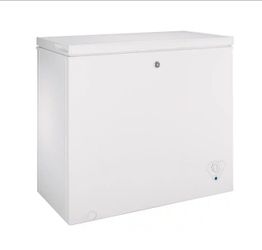 GE - 7.0 Cu. Ft. Garage-Ready Chest Freezer - White