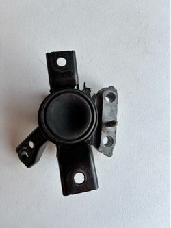2008 Toyota Rav4 OEM Engine Right Front Torque Strut Mount 12(contact info removed)1