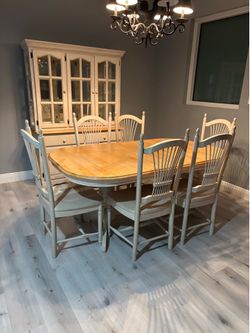 Like new dining room table and chairs with hutch