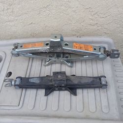 Jacks For Car Or Small Truck Nissan Toyota Ect In Gd Condition Sizer Jack's Only See Pictures