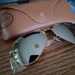 RAY BAN AVIATORS GOLD FRAME WITH SILVER MIRROR LENSES. 