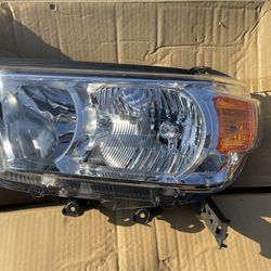 New 2010-13 Toyota 4runner OEM Driver Headlight