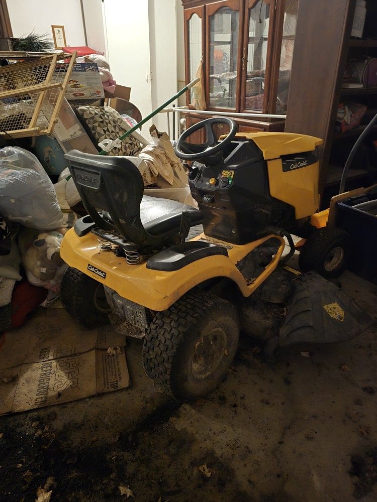 2018 Cub Cadet Riding Lawnmower 