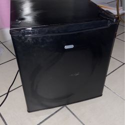 Mini fridge 