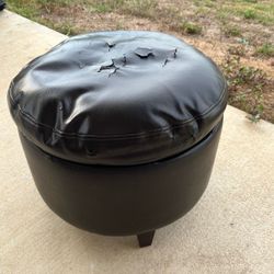 Round ottoman with storage