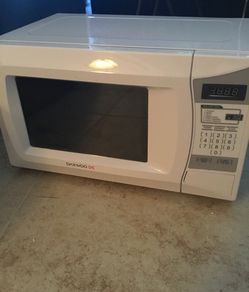 Daewood counter top microwave. Slightly used. White. Great for college dorm rooms