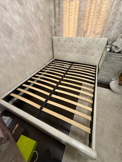 Queen bedframe