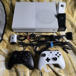 Xbox One Bundle! Excellent Condition. See All Pictures 1TB