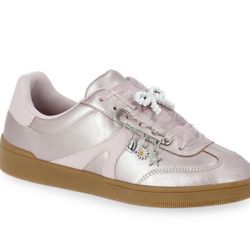 Woman’s lace up sneakers