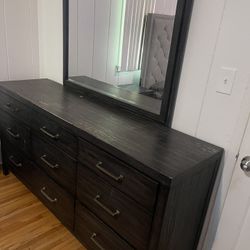 Semi New Ashley’s Vanity 