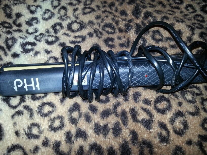 Hair straightener with ceramic plates