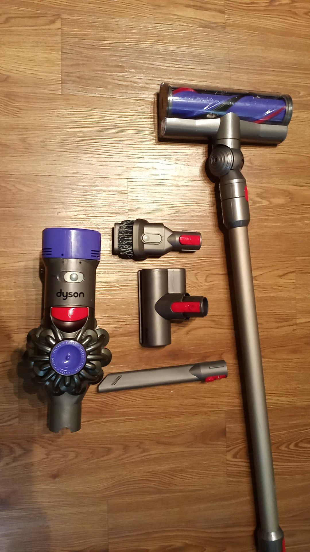 Dyson V8 vacuum stick with accessories (