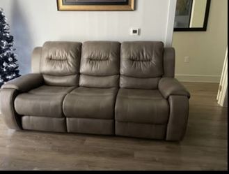 Leather Recliner Sofa (Excellent Condition)