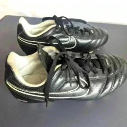 Nike TIEMPO LEGEND III SOCCER BOOT CLEATS - size 11.5 kids great  condition 