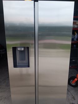 Samsung Refrigerator w/ Ice Maker