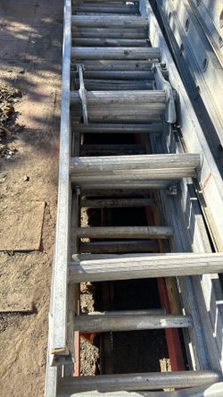 Escalera de 16 pies 85 por ella le falta una pata