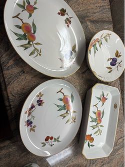Royal Worcester “Evesham Gold” Fine Line is China Serving Set – Vintage England
