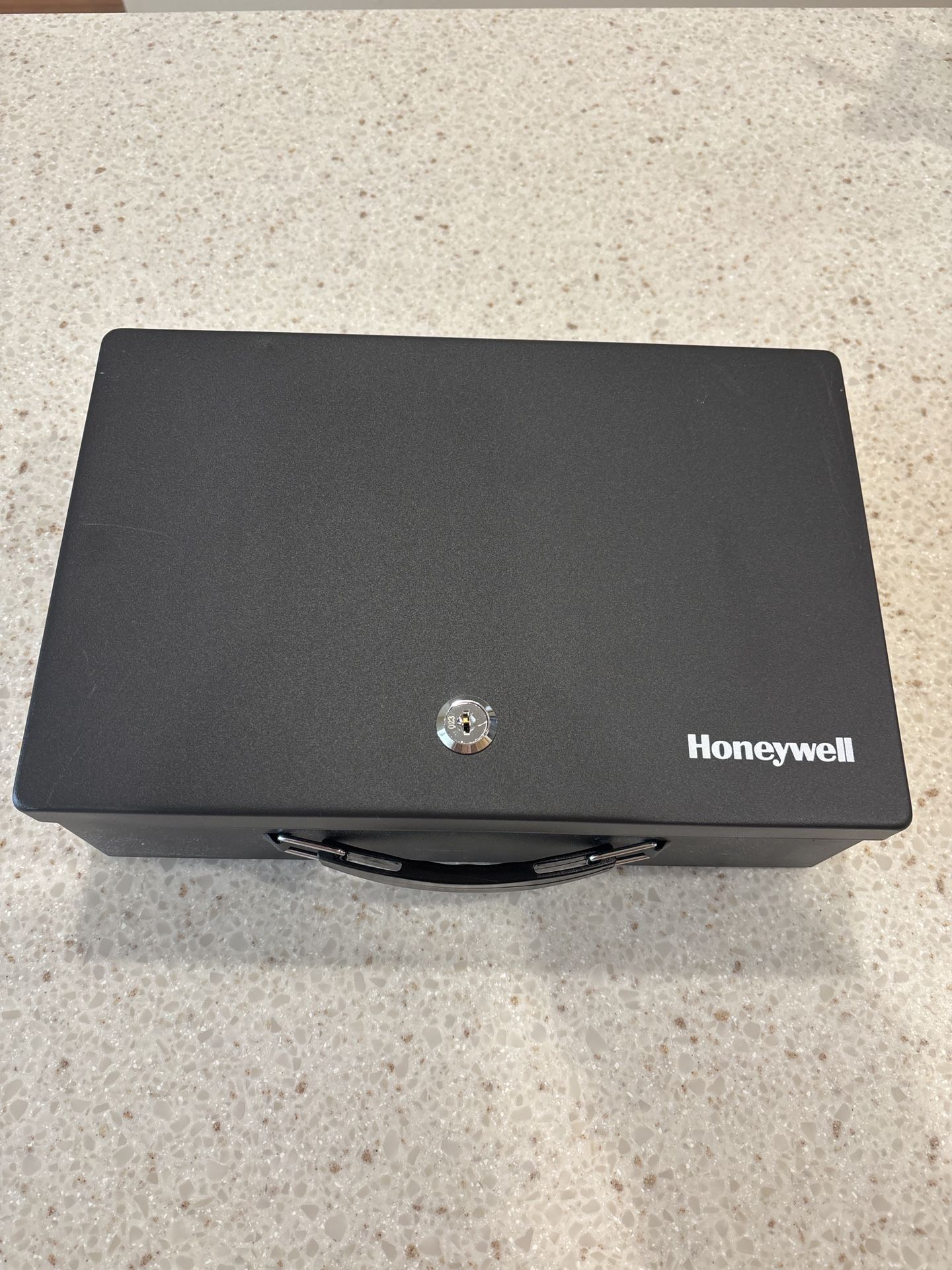 📦 Honeywell Steel Lockbox – NEW w/ Keys (Never Used!)