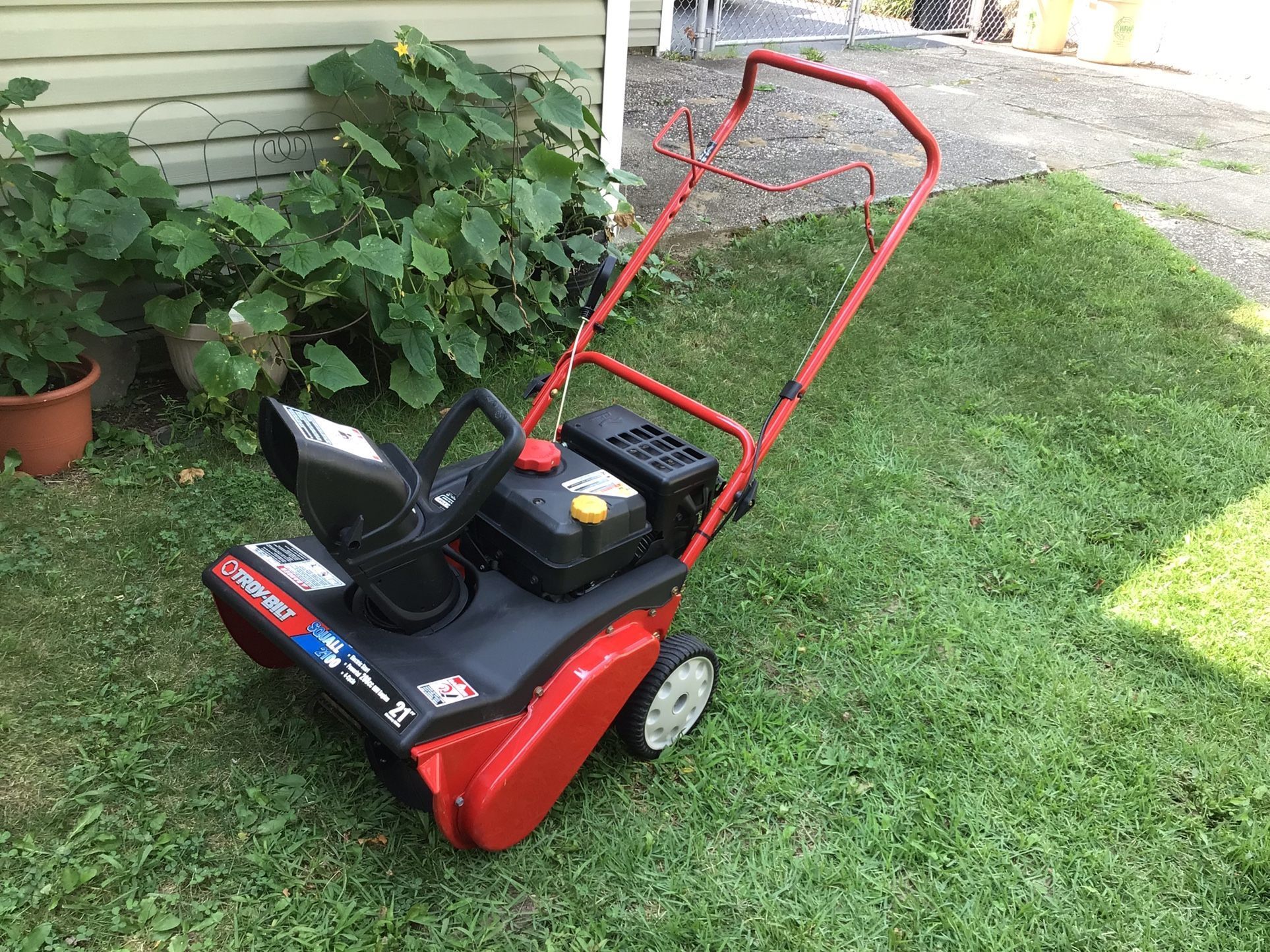 Troy Bilt Squall 2100 Single Stage Snow Blower. 208 CC OVH.pull/electric Start.Low Hours