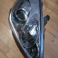 2012 Lexu ES330  Passager Side Headlight in Good Condition Make Me a Offer 
