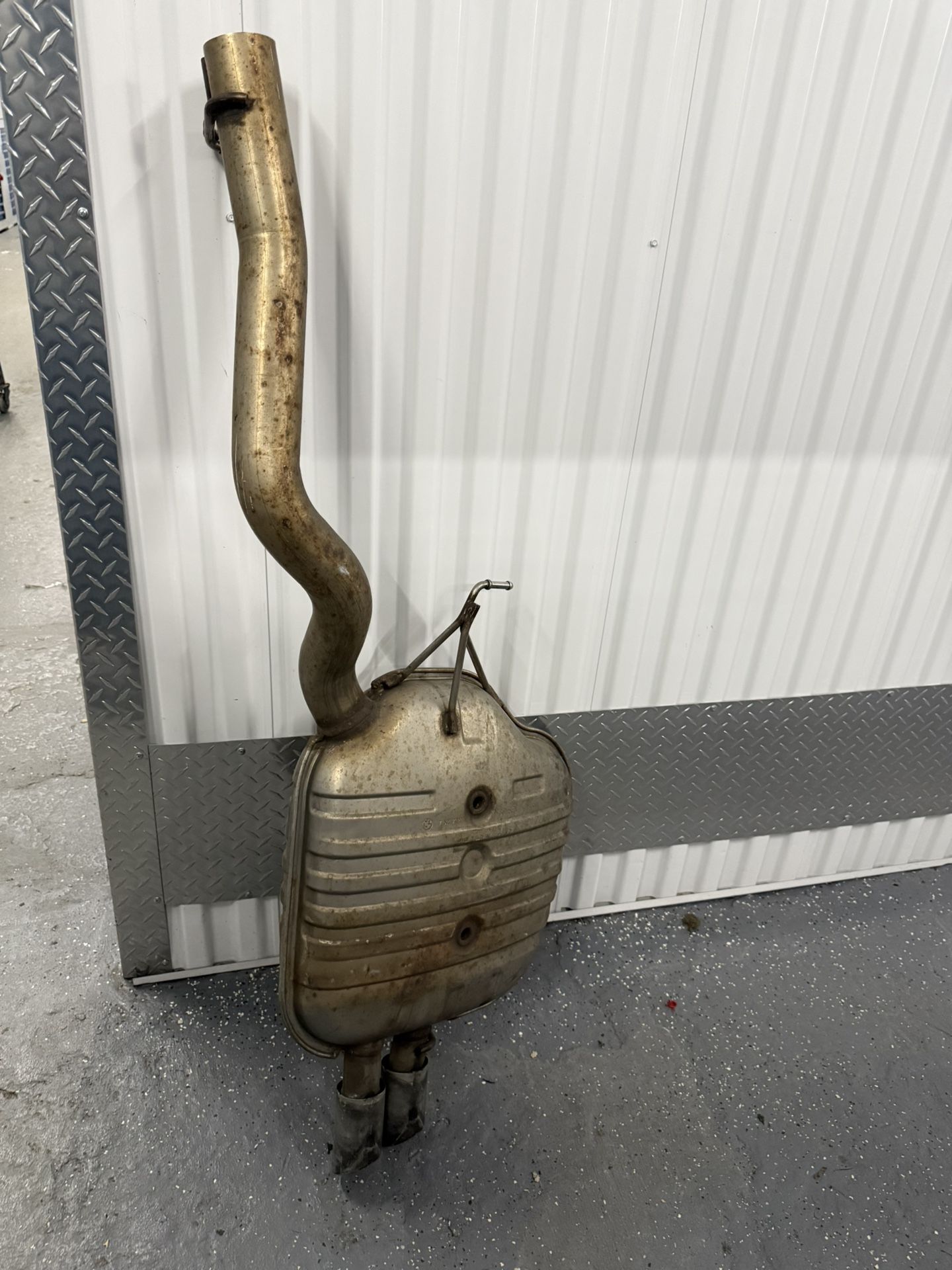 2004-2007 BMW 525i Rear Exhaust Pipe Muffler