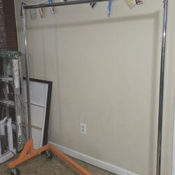 Only Hangers Estante de la ropa Z de la ropa del anidamiento del balanceo de la calidad comercial, base naranja