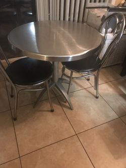 Table set with 2 chairs very nice
